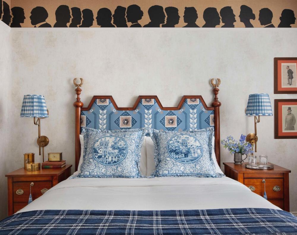 Graduate Queen Room interior